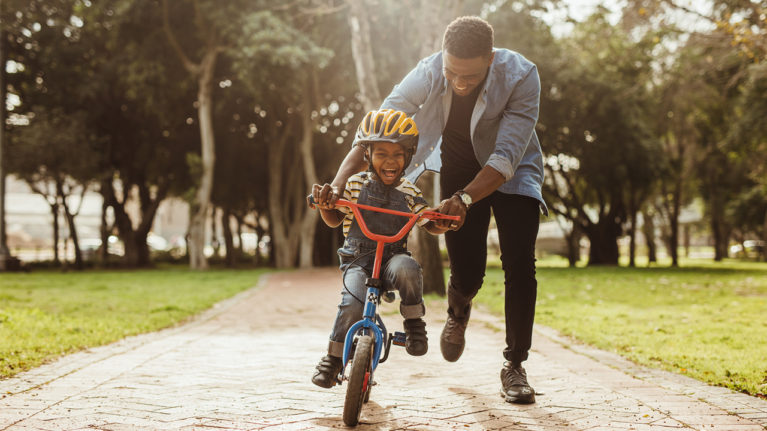 Como ensinar crianças a pedalar