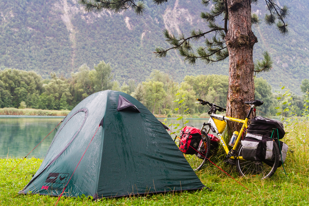 Bicicleta carregada ao lado de uma barraca de camping em uma cicloviagem
